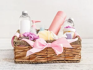 Kosze prezentowe na urodziny – niezapomniane upominki dla każdego Kosze prezentowe na urodziny – niezapomniane upominki dla każdego