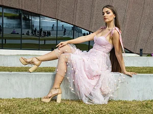 Jak prawidłowo chodzić w wysokich sandałach na słupku? Jak prawidłowo chodzić w wysokich sandałach na słupku?